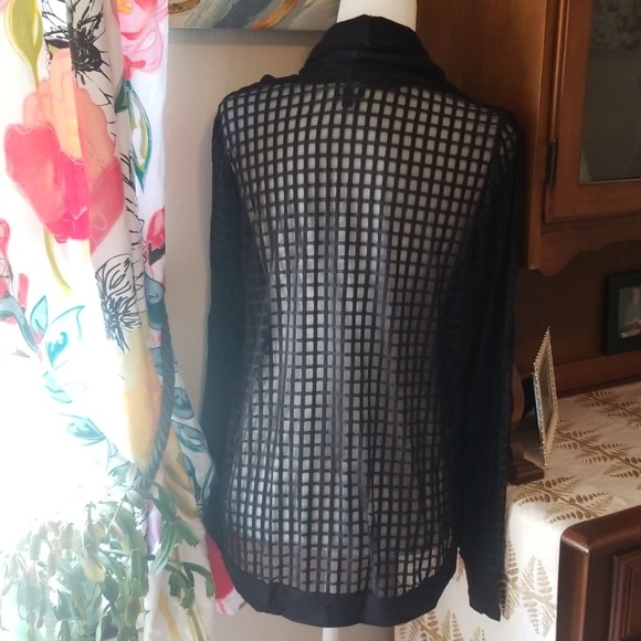 Black Sheer Yoga Top - Picture 4 of 5